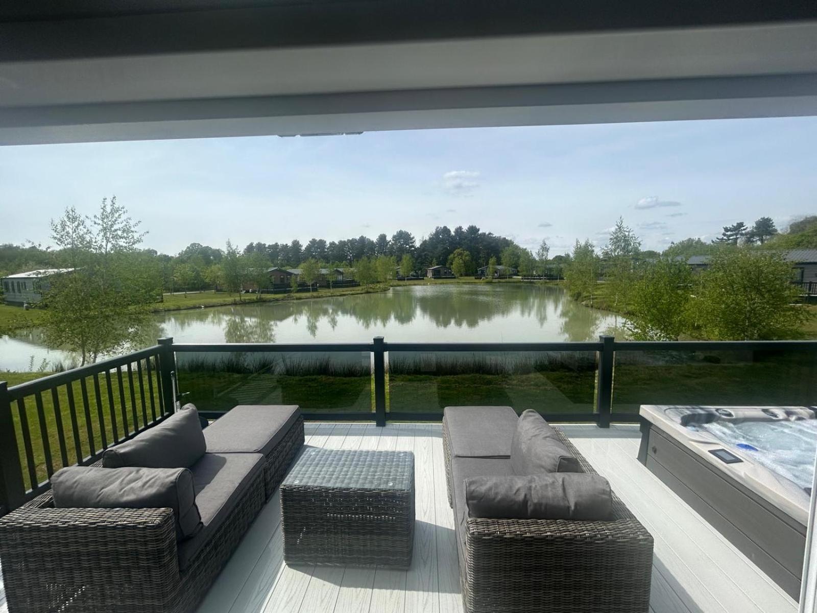 Hotchkin Lodge Woodhall Spa Exterior foto